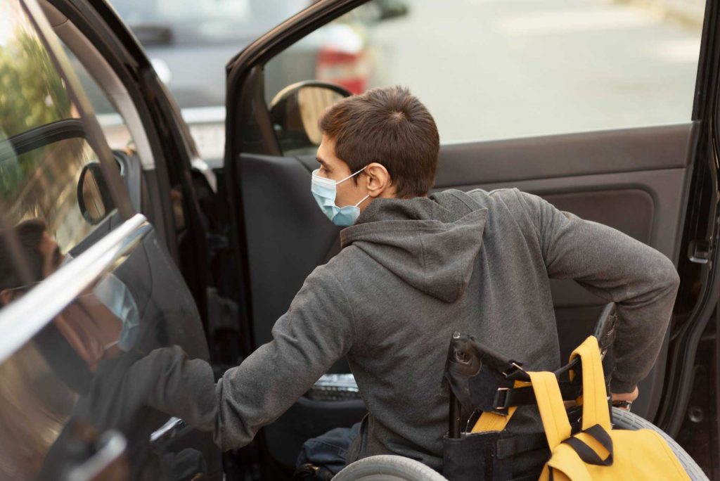 medium-shot-disabled-man-wearing-mask-(ZA-WEB) taxi dachau krankenhaus fahren